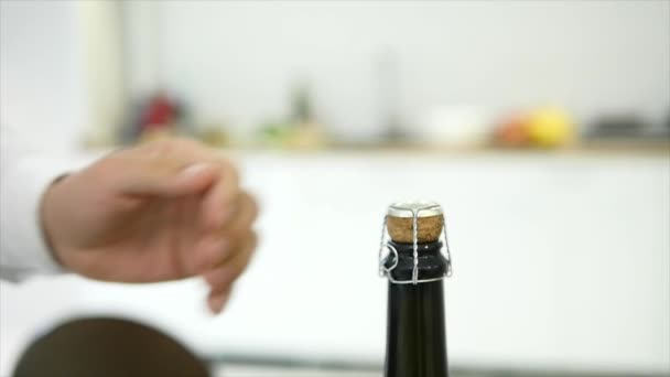 Man pours two glasses of champagne to celebrate moving into new home with girlfriend — Stock Video