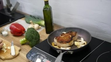 Tuz ve biber ile süslenmiş sıcak ızgarada lezzetli biftek yer. Biftek çiğ et Biftek kızart. et olmak tereyağı ve bir tavada ısıtmalı kızarmış. portre. ağır çekim