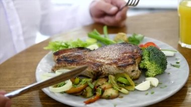 Bir adam evde biftek yiyor. yakın çekim