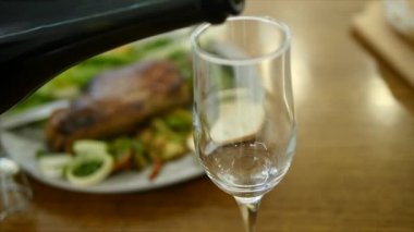 Genç çift şampanya ile romantik bir akşam yemeği var. Romantik kavramı. yakın çekim. seçici odak