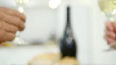 Genç çift şampanya ile romantik bir akşam yemeği var. Romantik kavramı. yakın çekim. seçici odak