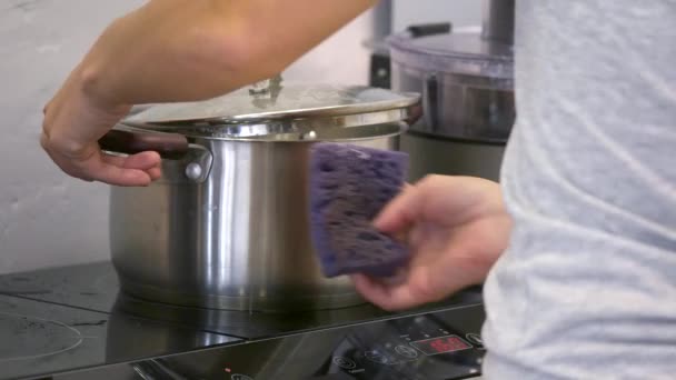 She cleans the kitchen — Stock Video