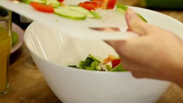 Προετοιμασία του σαλάτες. Υγιή λαχανικά στην κουζίνα. Δείπνο μαγείρεμα — Αρχείο Βίντεο