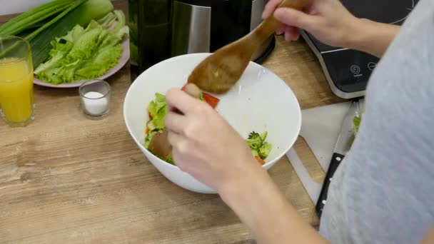 Beredning av sallader. Friska grönsaker i köket. Matlagning middag — Stockvideo