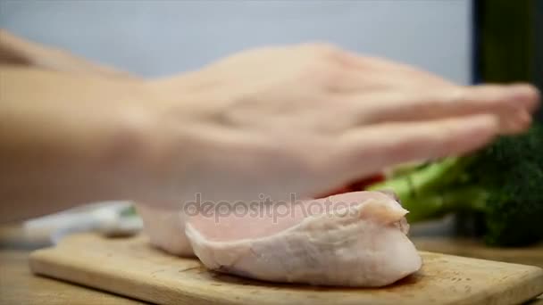 Baharatlı ahşap bir tahtanın üzerinde biftek. — Stok video