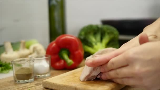 Μοσχαρίσια μπριζόλα σε ξύλινη σανίδα με μπαχαρικά — Αρχείο Βίντεο