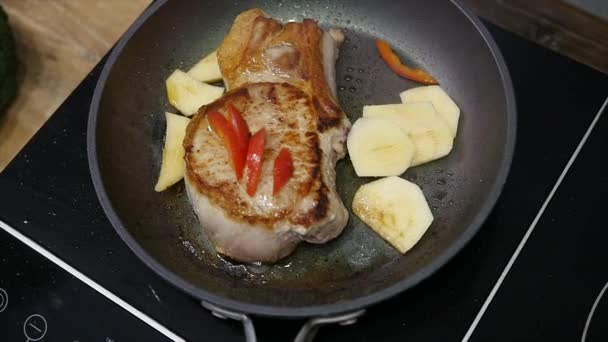 Lahodný steak kladen na rozpáleném grilu zdobený solí a pepřem. Usmažit řízek syrové maso hovězí. maso je smažené máslo a vaření v pánvi. Closeup. Zpomalený pohyb — Stock video