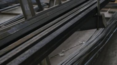 Metal haddeleme üzerinde çalışan. Bitki zemin üzerine metal dolgular ve köşeleri yakın çekim