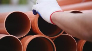 işçi el al kanalizasyon sistemleri için plastik boru depoda