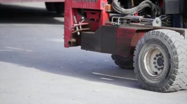 kutuları ve ambalaj malzemeleri yığınları ile rafları sıraları arasında bir fabrika veya depo sürüş forklift sürücüsü