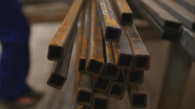 Metal haddeleme üzerinde çalışan. Bitki zemin üzerine metal dolgular ve köşeleri yakın çekim
