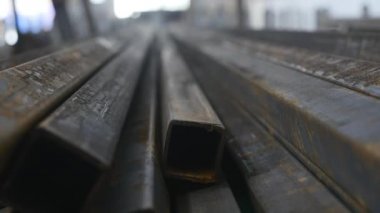 Metal haddeleme üzerinde çalışan. Bitki zemin üzerine metal dolgular ve köşeleri yakın çekim