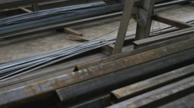 İnşaat armatür yığını