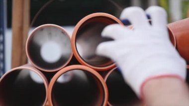 işçi el al kanalizasyon sistemleri için plastik boru depoda