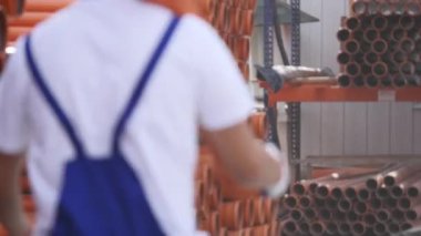 işçi el al kanalizasyon sistemleri için plastik boru depoda