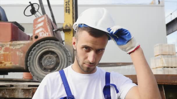 Arbetare vid byggandet Site.Construction arbetare bär skyddsutrustning — Stockvideo
