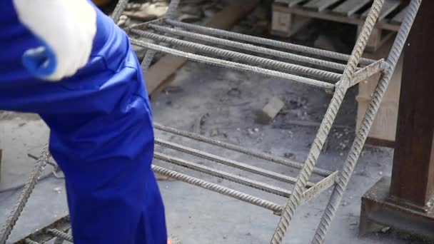 Trabajador ferroviario en casco blanco caminando a lo largo del ferrocarril — Vídeos de Stock