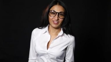 Gözlük gülümseyen genç profesyonel kadın portresi