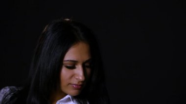 Bir bluz siyah bir arka plan üzerinde kamera ile flört mutlu güzel kadın