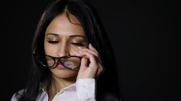 Retrato de una joven profesional sonriente con gafas — Vídeo de stock