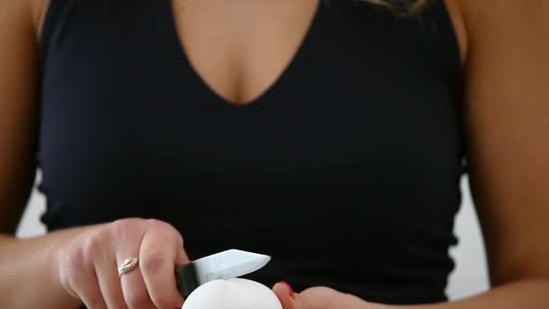 Kadın aşçı bıçakla ağır çekim bir yumurta kırar. Kadın bir bıçakla yumurta sonları eller yakın çekim — Stok video