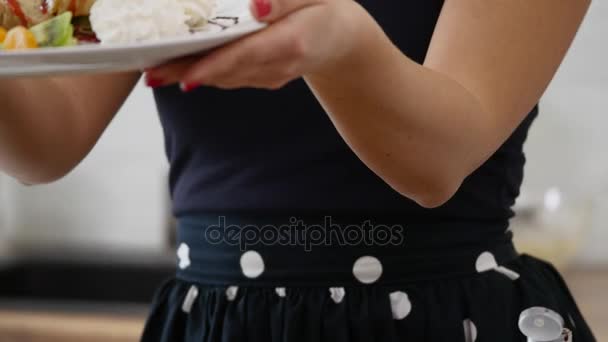 Девушка держит поднос с завтраком из блинчиков с фруктами — стоковое видео