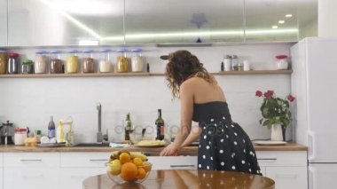 Güzel mutlu neşeli pinup tarzı ev kadını mutfakta