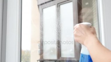 Kadınlar bir pencere Temizleme