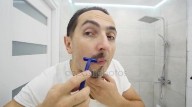 tıraş aynası önünde adam