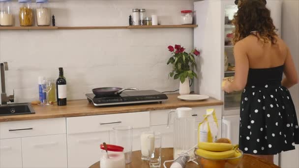 Junge Frau bereitet Teigmischung Zutaten in der Schüssel mit Schneebesen in der Küche. Selbstgemachtes. Zeitlupenschuss — Stockvideo