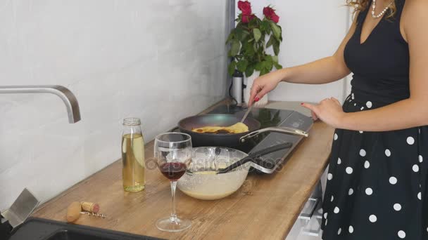 Bir tavada pişirme krep. Bir tavada pişirme krep. Kadın krep tavada çevirir. Mutfak Sanatları. Pişirme — Stok video
