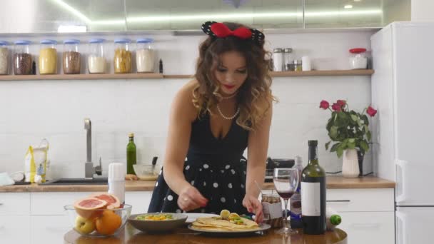 Close up de mãos de mulheres colocando enchimento na panqueca. Cozinhar comida deliciosa nacional em mesa redonda de madeira — Vídeo de Stock