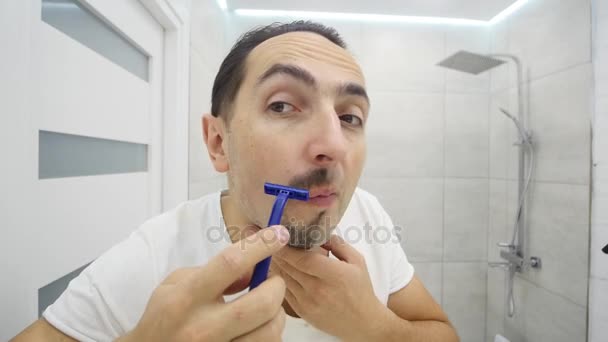 Homme se rasant devant le miroir — Video