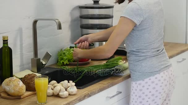 Beredning av sallader. Friska grönsaker i köket. Matlagning middag — Stockvideo