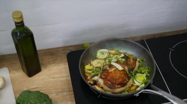 Tuz ve biber ile süslenmiş sıcak ızgarada lezzetli biftek yer. Biftek çiğ et Biftek kızart. et olmak tereyağı ve bir tavada ısıtmalı kızarmış. portre. ağır çekim