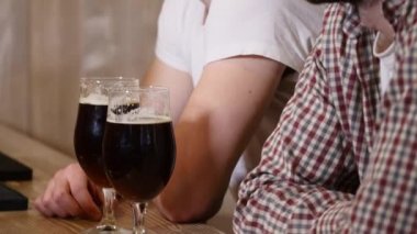 Arkadaşlar bir barda bir spor oyunu izlerken ve bir skora tezahürat. 4 k Uhd vurdu .