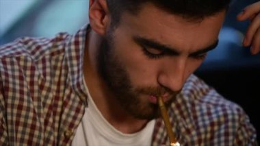 Adam hakkında çakmak yavaş hareket ile hafif sigara için