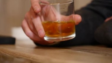 Bir barda içkinizi yudumlarken yakışıklı delikanlı. Yaşam tarzı kavramı