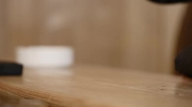 Bir barda içkinizi yudumlarken yakışıklı delikanlı. Yaşam tarzı kavramı