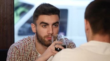 Bir şaka, kızartma ve bira içmek konuşmayı, gülüyorlar, yakışıklı erkek arkadaş şirket.