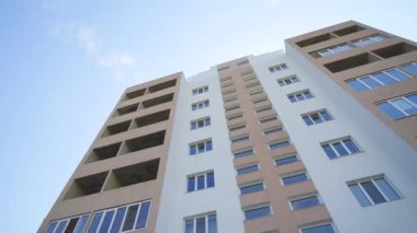 Düz dikey görünümü genel ofis veya lüks Emlak apartman Dx kadeh gündüz kurulması. Gökdelen kuleye doğru mavi gökyüzü bulutlu