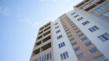Düz dikey görünümü genel ofis veya lüks Emlak apartman Dx kadeh gündüz kurulması. Gökdelen kuleye doğru mavi gökyüzü bulutlu