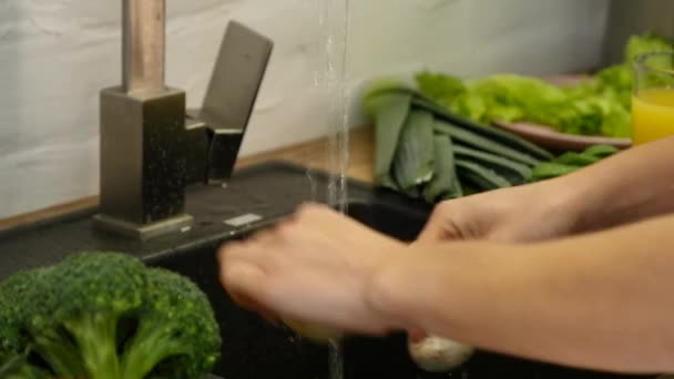 Womens hands wash fresh vegetables — Stock Video