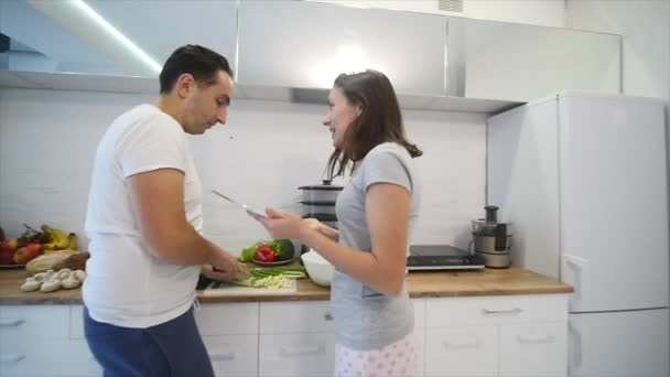 Junges Paar streitet sich in der Küche. Mann und Frau schreien frustriert und gestikulieren wütend. Zeitlupe — Stockvideo