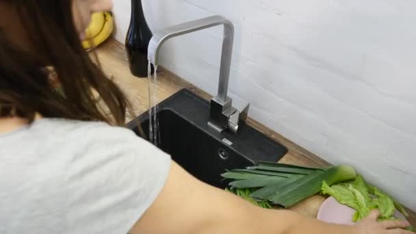 Womens hands wash fresh vegetables — Stock Video