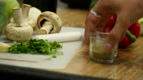 Rindersteak auf einem Holzbrett mit Gewürzen — Stockvideo