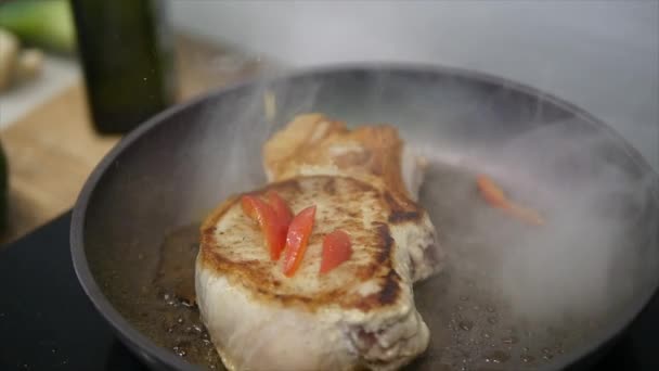 Νόστιμες μπριζόλες τοποθετούνται σε καυτή σχάρα, γαρνιρισμένο με αλάτι και πιπέρι. Τηγανίζουμε το βοδινό κρέας ωμό κρέας φιλέτο. κρέας γίνεται τηγανητό βούτυρο και θερμαίνεται σε μια κατσαρόλα. κινηματογράφηση σε πρώτο πλάνο. αργή κίνηση — Αρχείο Βίντεο