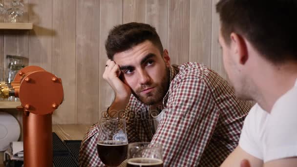 Deux amis masculins assis sur le canapé et regarder le sport à la télévision — Video