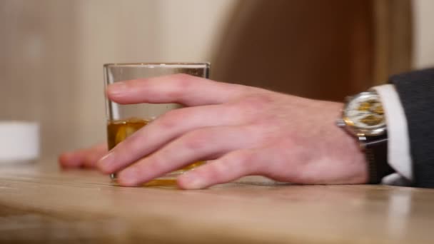 Un joven guapo bebiendo en un bar. Concepto de estilo de vida — Vídeos de Stock