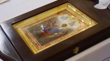 Düğün töreni için kilise öznitelikleri. Altın kron sunak üzerinde vardır. Rahip öznitelikleri. Kilisenin iç